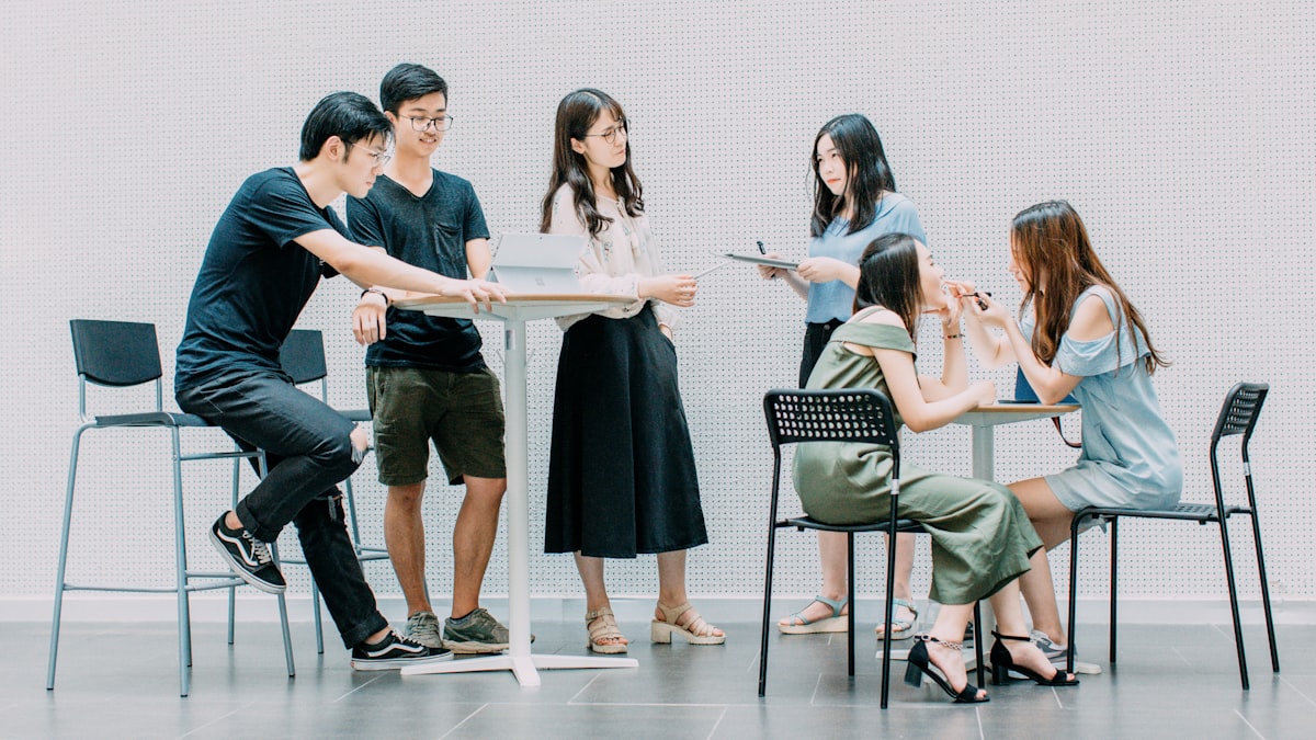 AI Tutors vs. Human Tutors: When to Use Each in 2025