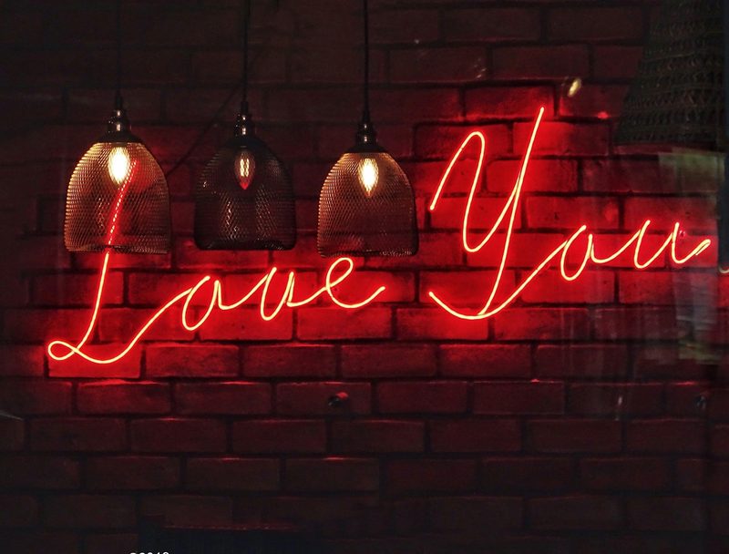 How to Say I Love You in Spanish to All Your Loved Ones (+Romantic Words List)