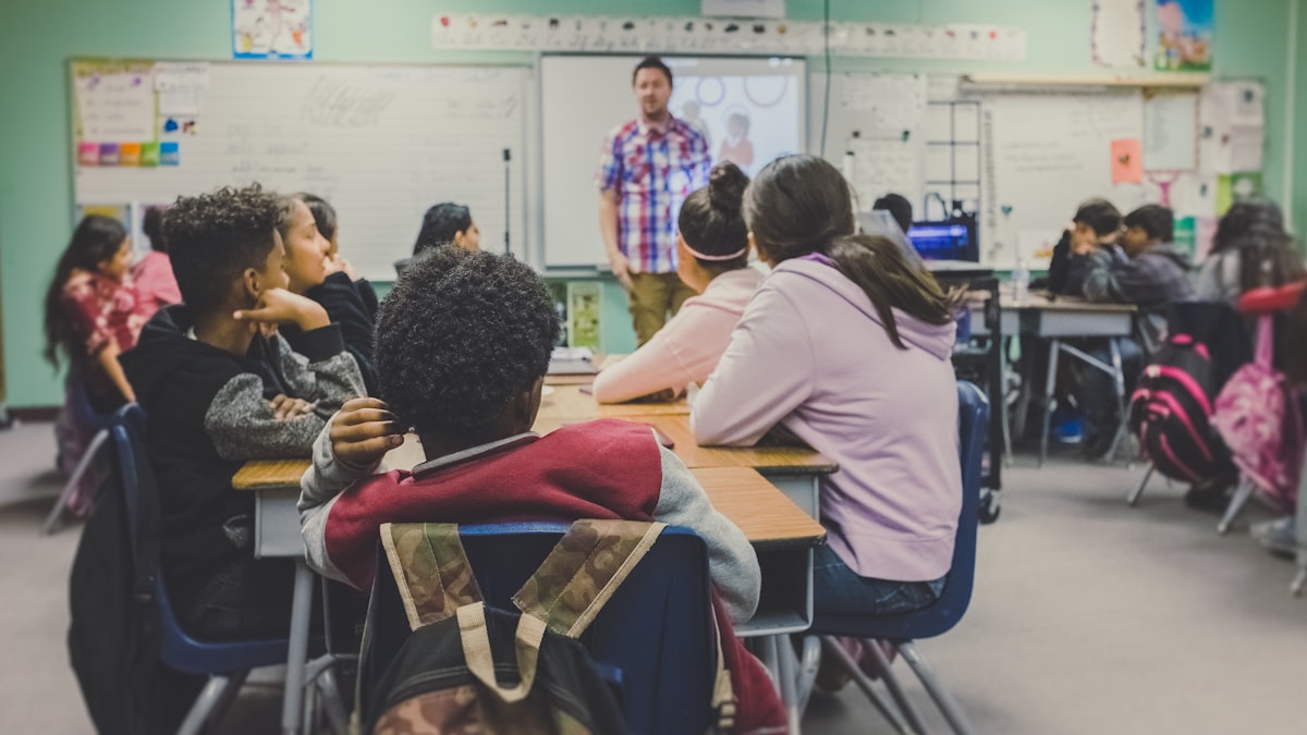 Language Learning Apps vs Traditional Classes: A Complete Guide